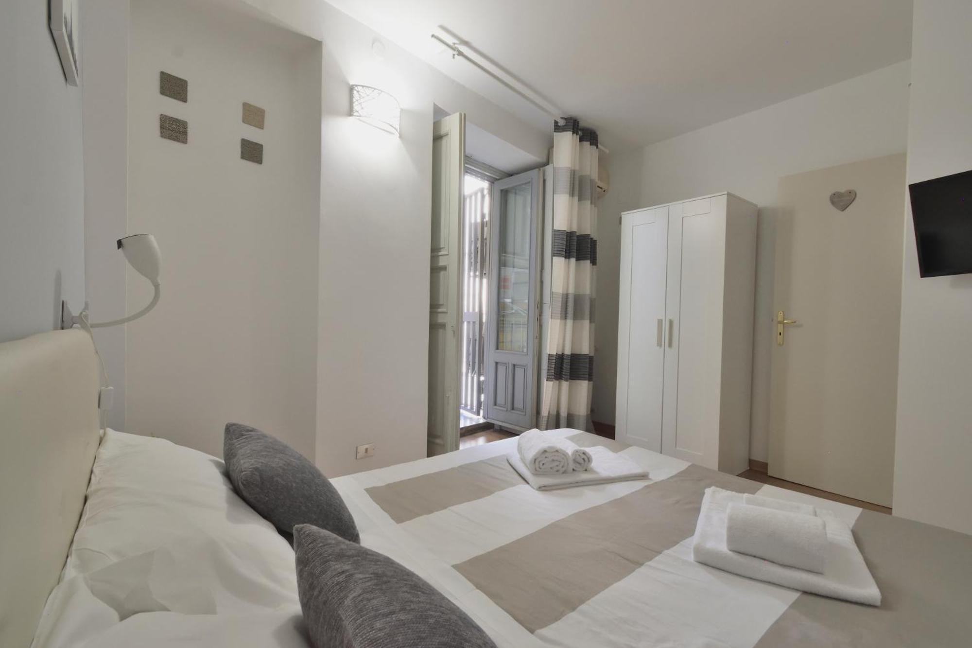 Апартаменты La Casa Di Carta In Piazza Stesicoro Катания Экстерьер фото