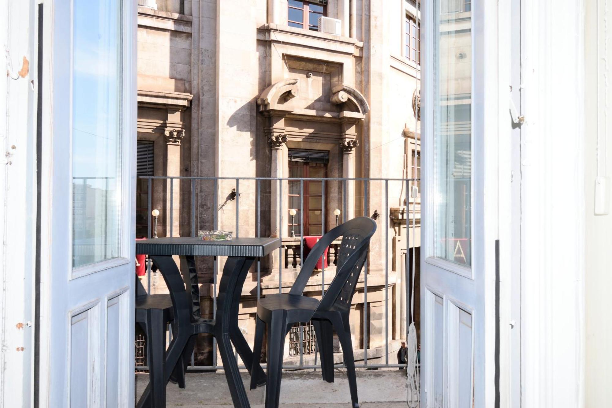 Апартаменты La Casa Di Carta In Piazza Stesicoro Катания Экстерьер фото